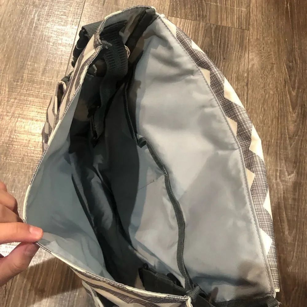 Baby Bag Skip Hop Chevron Patterned in Gray and White - Picture 4 of 8